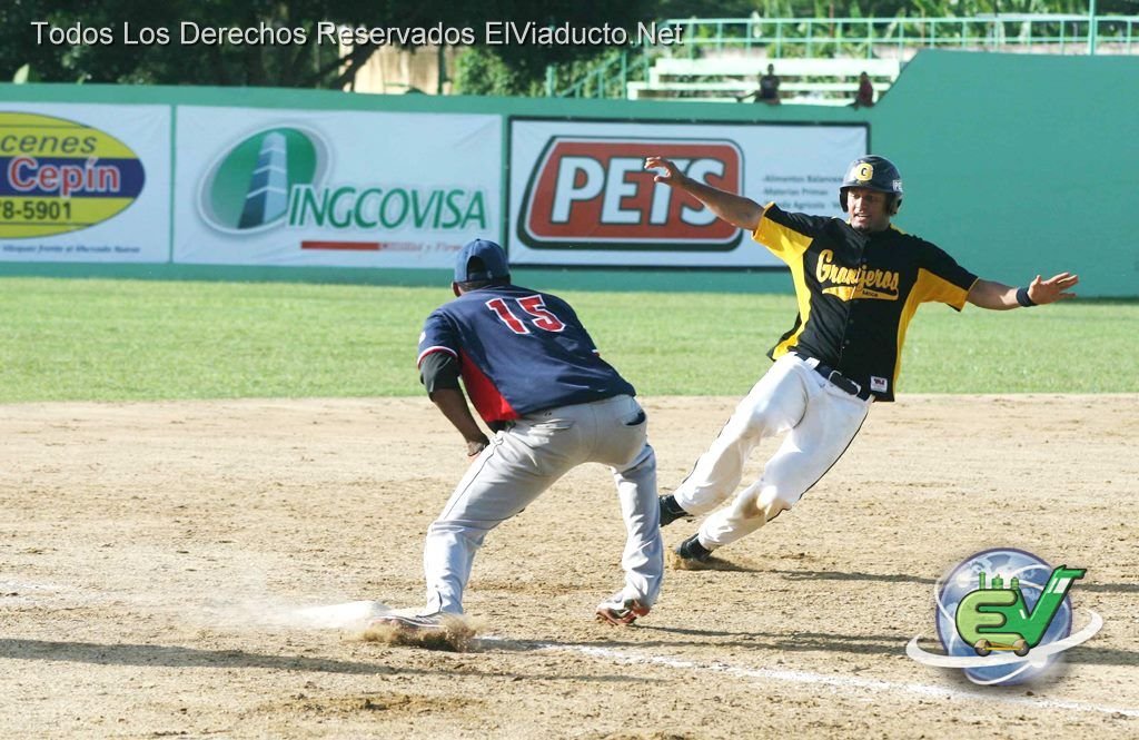 David Cid de los Granjeros es puesto out en tercera por Jose Nova de los Mineros